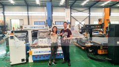 國(guó)外客戶到廠考察藍(lán)象數(shù)控?cái)?shù)控開(kāi)料機(jī)設(shè)備