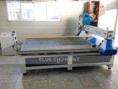 藍(lán)象數(shù)控四軸數(shù)控開(kāi)料機(jī)在客戶工廠實(shí)拍