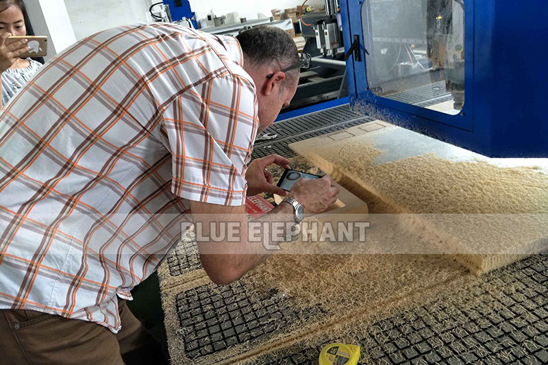 數(shù)控開料機客戶參觀