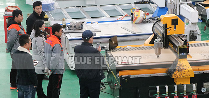 數(shù)控開料機客戶參觀